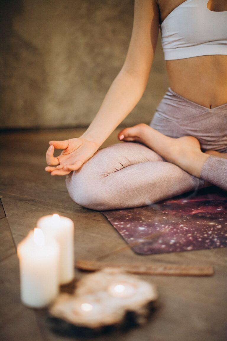 mujer en postura de yoga. Meditación o relajación