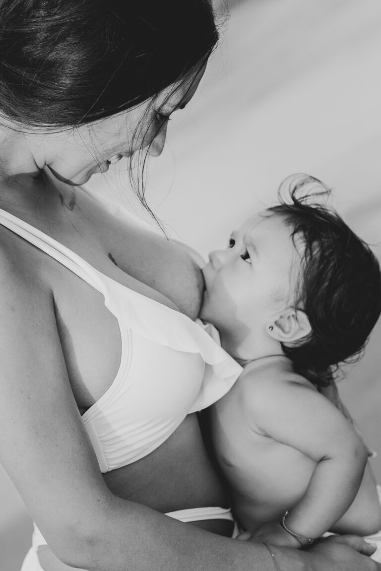 Lactancia Materna en Blanco y Negro: Un momento íntimo y hermoso entre una madre y su bebé mientras se alimentan con amor y conexión.