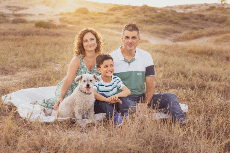 Familia en las Dunas de Arena de la Playa con su Perro: Un momento de alegría y unión familiar en medio de la naturaleza.