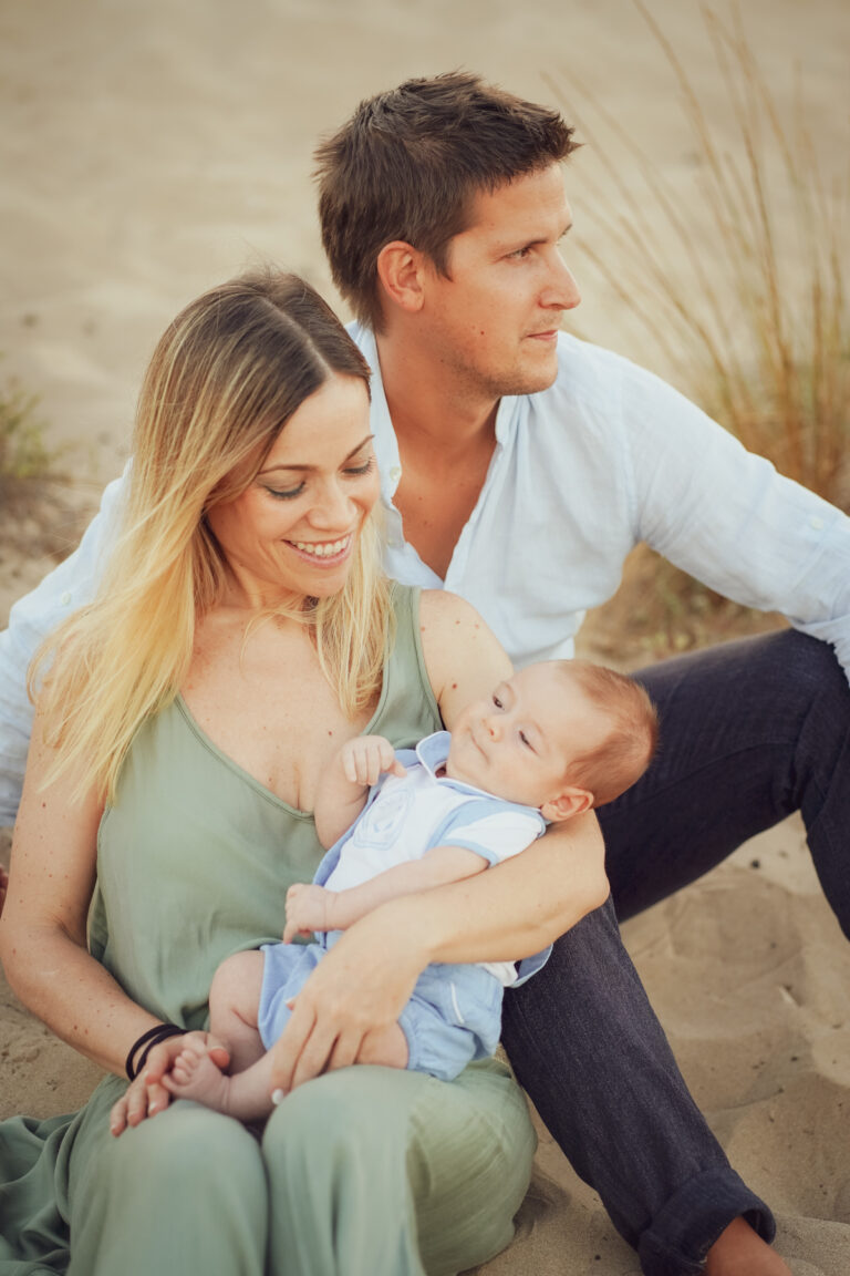 Familia con Recién Nacido en la Playa: Un retrato de amor y conexión en una sesión de fotografía en exteriores.