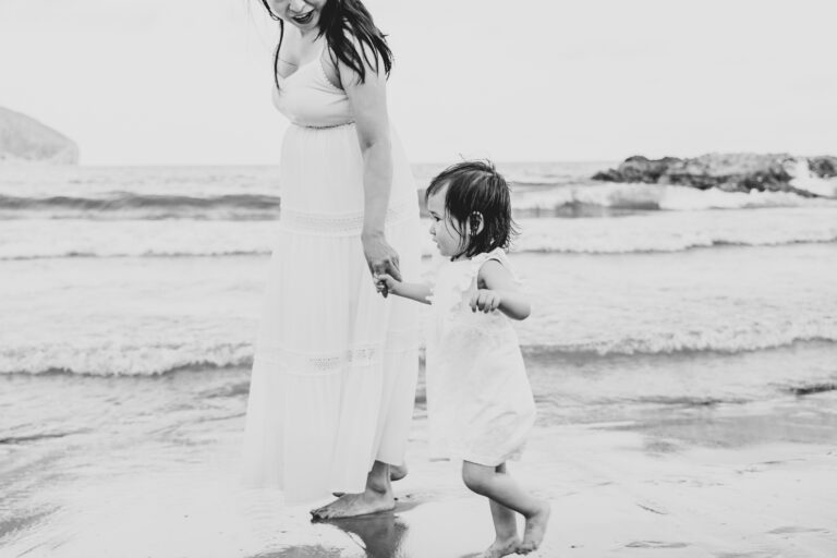 Sesión de embarazo en Alicante. Fotos de maternidad en la playa al atardecer