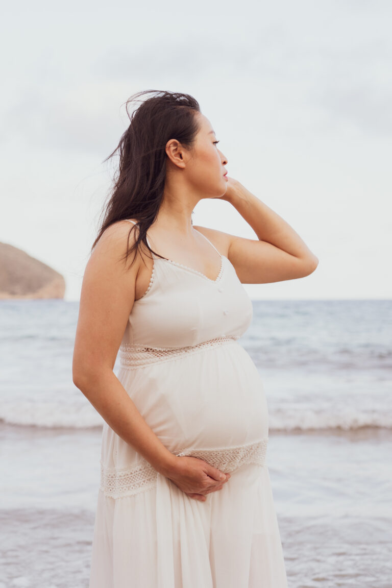 Sesión de Fotos de Embarazo en la Playa en Alicante con la Luz del Atardecer