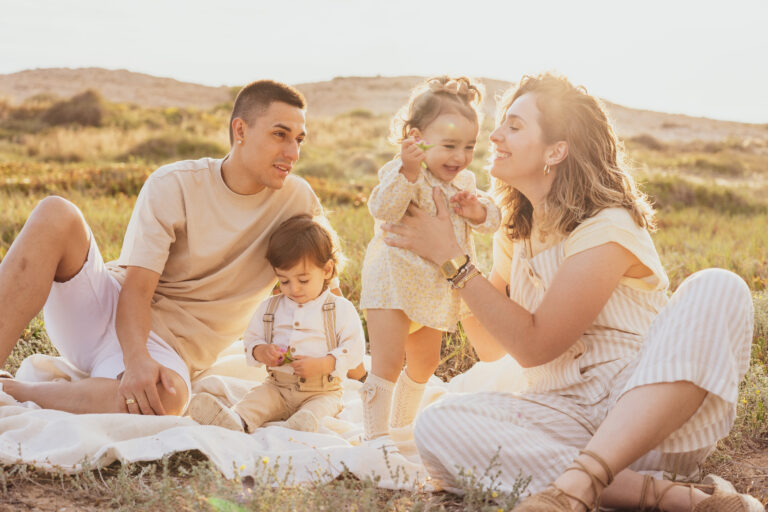 "familia disfrutando de una sesión de fotografía de familia en la playa de Alicante"