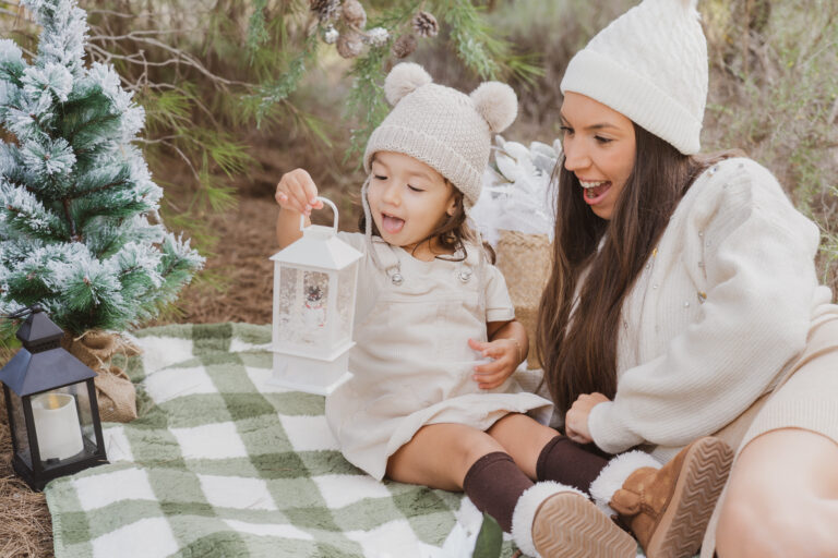 niña y su madre disfrutando de la Navidad en la naturaleza.