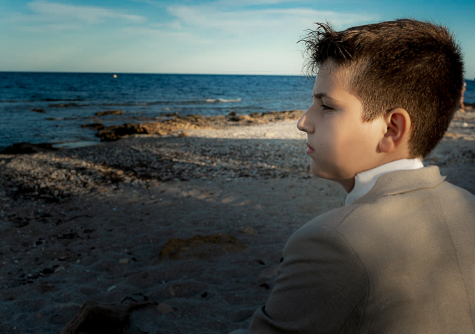 Retrato sesión comunión niño exterior playa