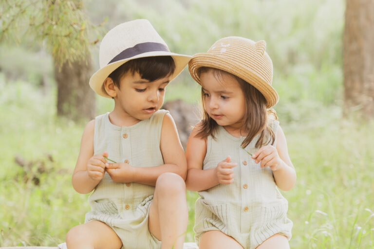 Hermanos Mellizos en el Bosque de Alicante. Sesión de fotos de familia explorando y jugando en el bosque