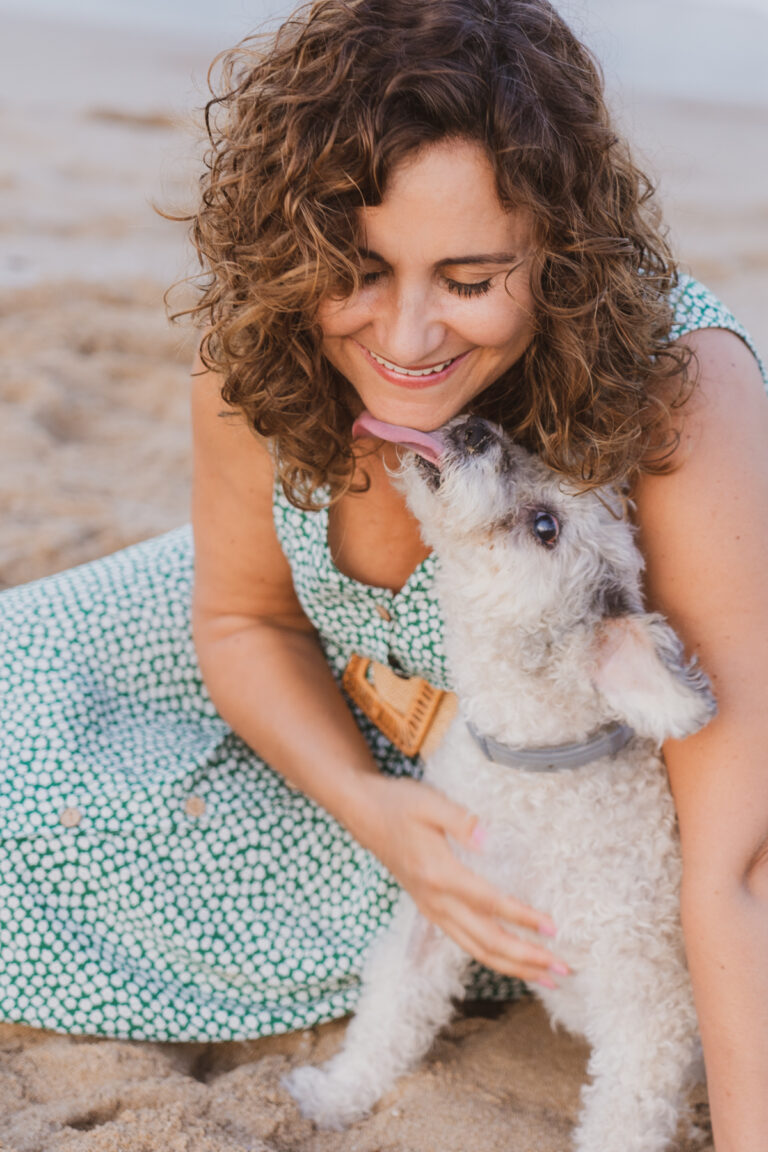 Retrato de Mujer y su Perro en Sesión de Fotos: Un vínculo especial entre una mujer y su fiel compañera capturado en una sesión de retratos emotiva.