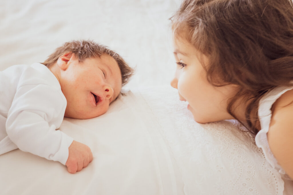 "Sesión de recién nacido en casa. Fotografía de maternidad natural y espontanea"