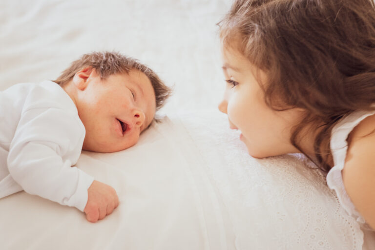 "Sesión de recién nacido en casa. Fotografía de maternidad natural y espontanea"