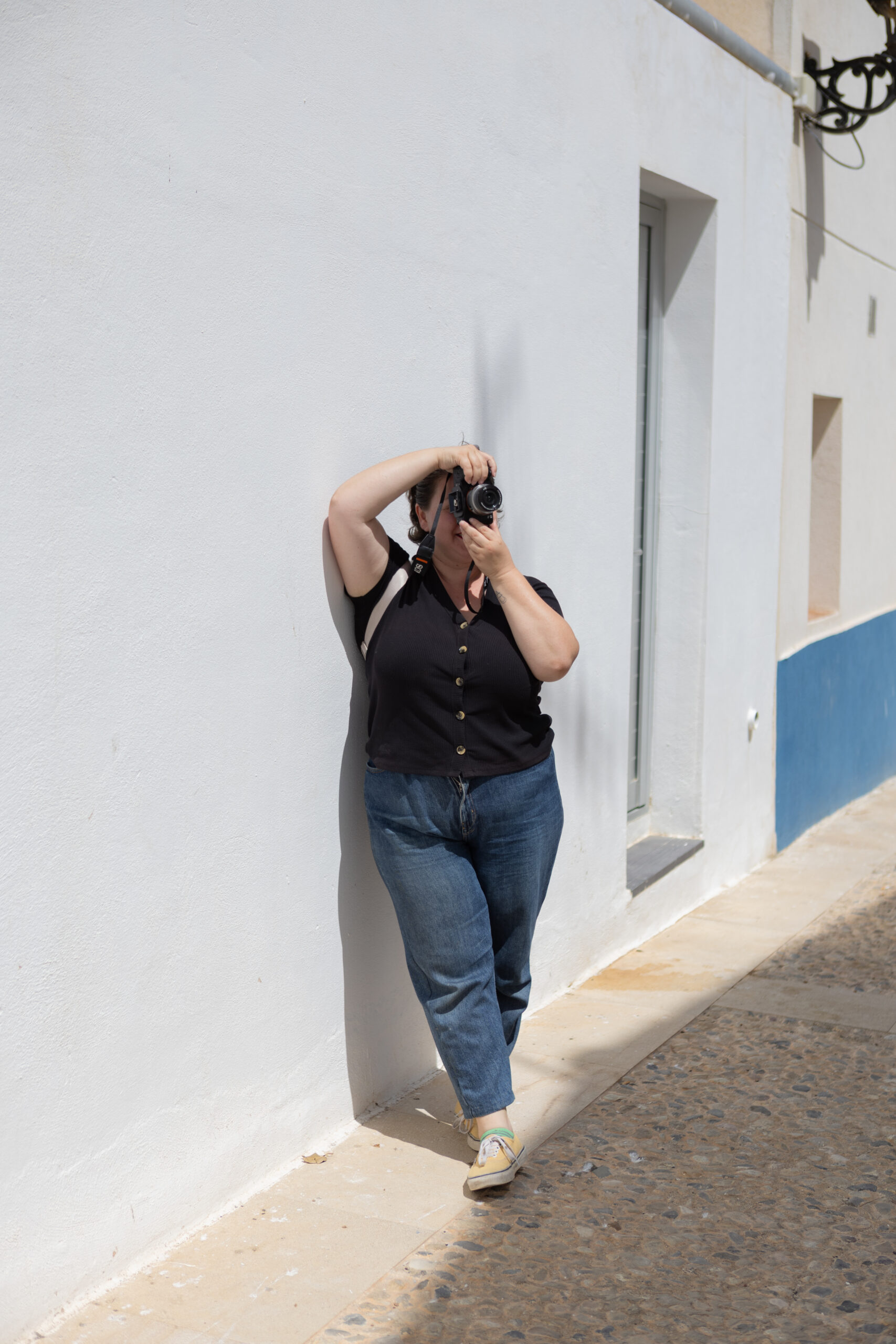 mujer haciendo fotos en la isla de Tabarca, Alicante