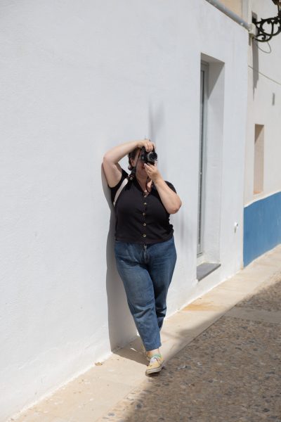 curso de fotografía alicante mujer haciendo fotos en la isla de Tabarca, Alicante